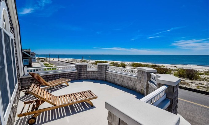 Admiral Estates Casa | LARGE BEACH FRONT HOME WITH POOL