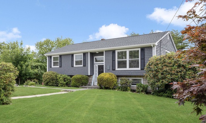 Matunuck Casa | Large Beach House near Matunck Beach, South Kingstown. Short walk to the beach.