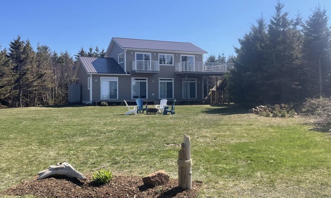 Darnley Casa | Large beach house with cottage feel, with ocean views and steps from sandy beach