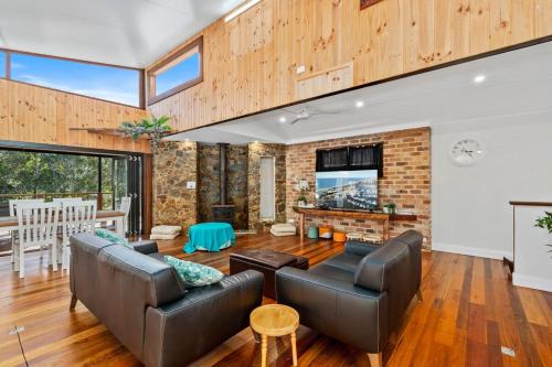 Hastings Point Casa | Large Beach Retreat with Ocean Breeze & Style