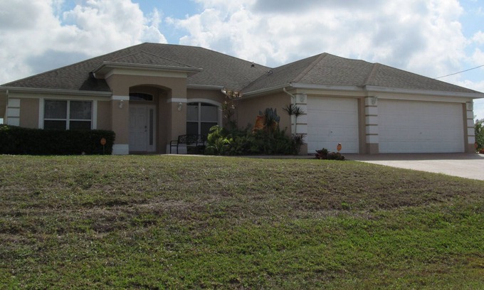 Lehigh Acres Casa | Grande y hermosa casa de 4 recámaras con piscina climatizada y apantallado Lanai cerca de Fort Myers