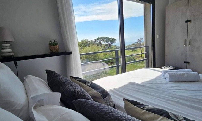 Grand Valinco Apartamento | Large & beautiful air-conditioned studio with sea view