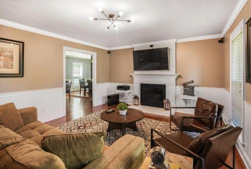 Charlotte Apartamento | Large Beautiful Home sleeps 16+