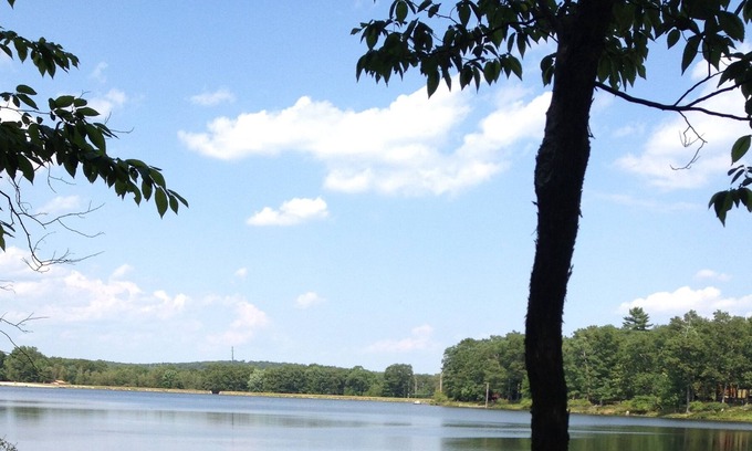 Pocono Mountain Lake Casa | LG, hermoso, aislado LAKEFRONT-AMENITIES-HOT TUB.-2 Kichens!
