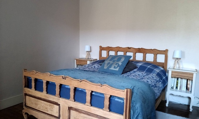 Lezat-sur-Leze Cama Y Desayuno | Large bedroom (3 + 1 baby ) & Dining area in a country village -