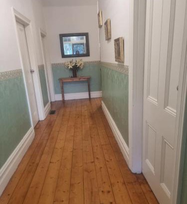 Oakleigh Casa | Large bedroom with twin beds and private bathroom