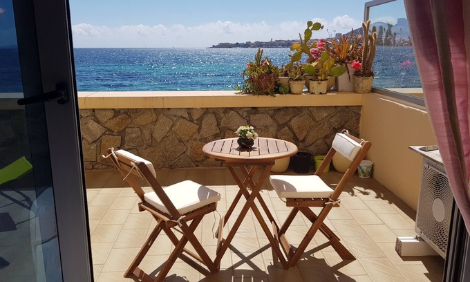 Le Ricanto Apartamento | Estudio grande y luminoso con terraza en la playa con vistas al mar y a la ciudad.