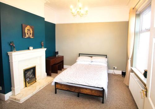Shirley Casa | Large Bungalow - Sleeps 8 - 3 Large Beds - Plus Sofa Bed - Off Street Parking - Very Large Enclosed Gardens - Fast Wifi