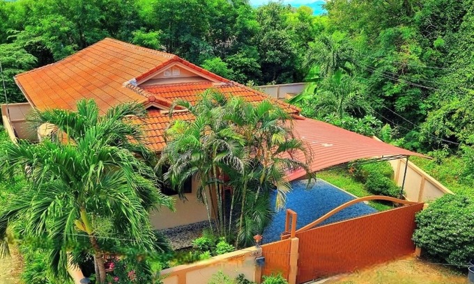 Ban Saiyuan Casa | Large Bungalow with 3 bedrooms, 2 bathroom, covered secure parking, pet friendly
