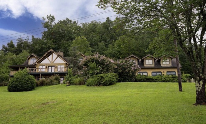 Kodak Cabina | Large Cabin at Exit 407 - lots of parking