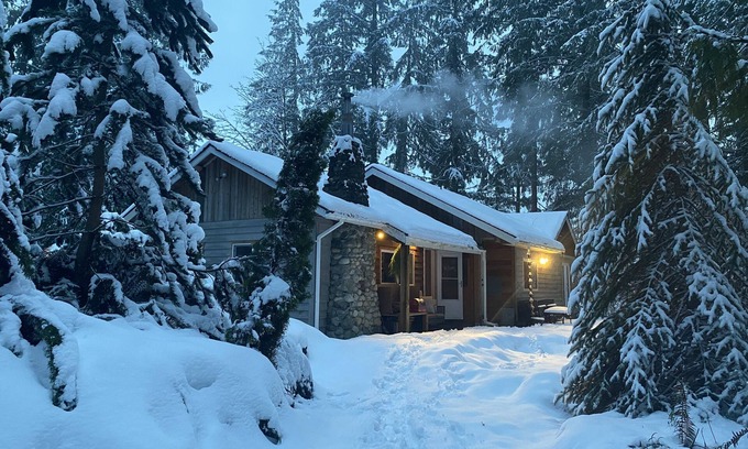 Alberni-Clayoquot Cabina | Large cabin on rural farm. Private, relaxing, close to Stamp Falls Park.