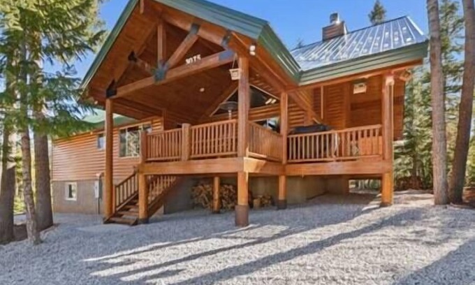 Duck Creek Village Casa | Large Cabin, In The Trees, Lots of Parking, adventure, and wildlife viewing