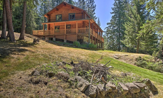 Sagle Cabina | Large Cabin w/ Fire Pit + Grill on 34 Acres!