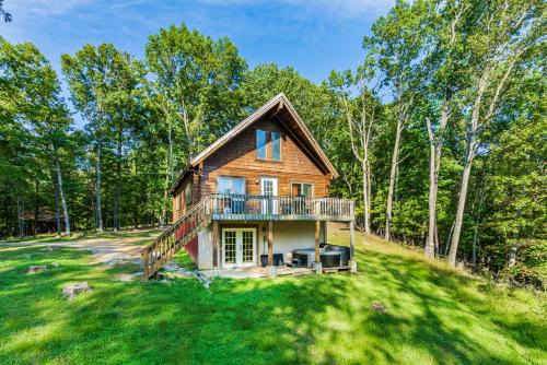 Berkeley Springs Casa | Large Cabin w Hot Tub, Pond, Deck, Fire Pit, WiFi