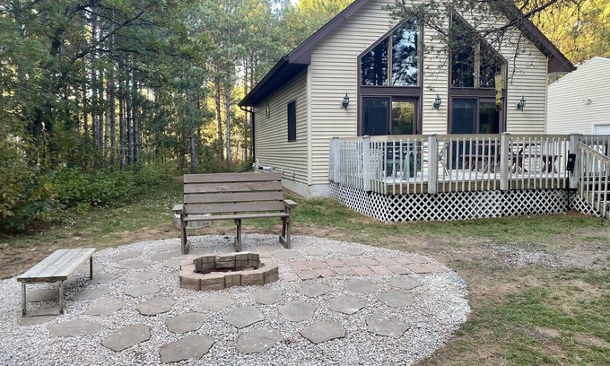 Friendship Casa | Large Cabin with WiFi - Sleeps 15. Great Location: near Castle Rock + WI Dells