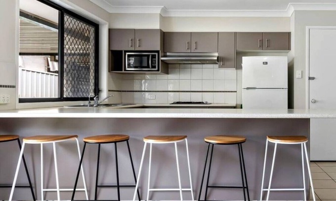 Shortland Casa | Large Comfortable Birmingham Gardens Family Home