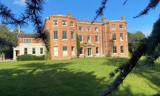 Caynham Casa | Large, comfortable Manor House near Ludlow with ten en-suite bedrooms.