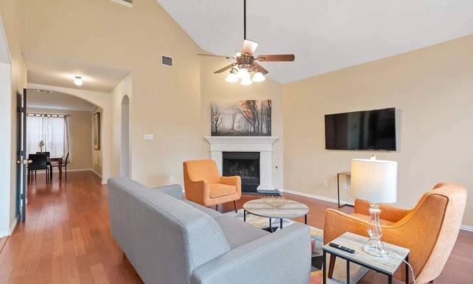 South Arlington Casa | Large Comfy 4BR Retreat/Great Location ~Fam/Group