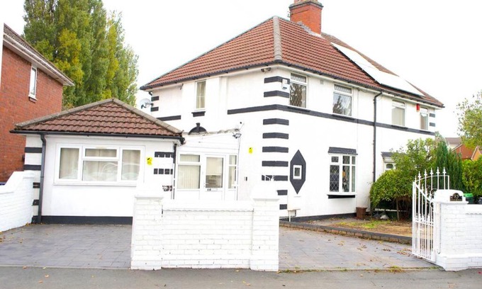 Smethwick Casa | Large & Comfy House in Birmingham, 4 Bedroom,Secured Free parking ,Free wifi