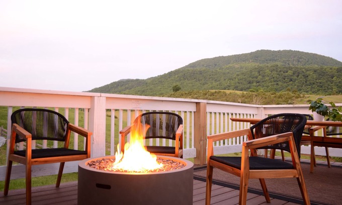 Ironto Casa | Large Comfy Mountain View House Near VT/Hiking