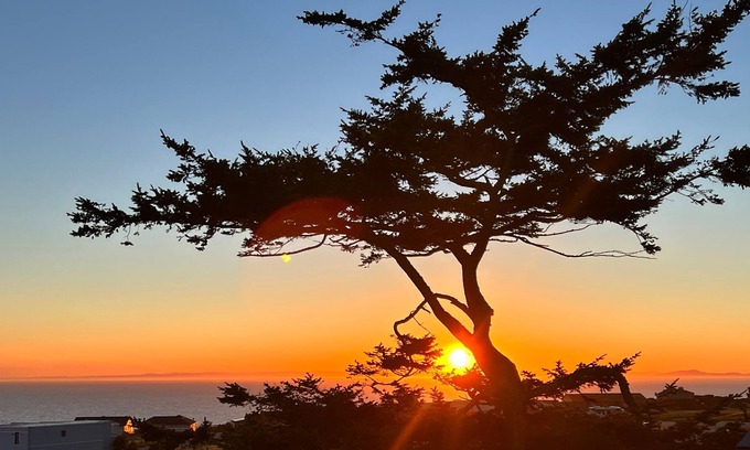 Oak Harbor Casa | Large Contemporary View Home, Spectacular Sunsets, Shipping Lanes, Fire pit!