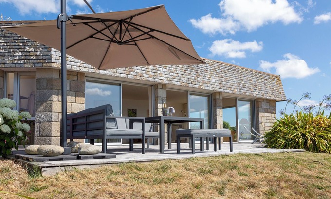 Audierne Villa | Amplia villa contemporánea, justo al borde del agua...
