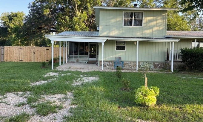 Wewahitchka Casa | Large Cottage Garden House