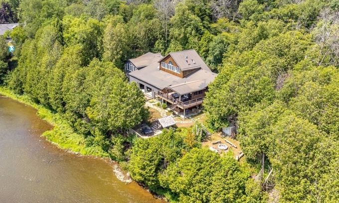 Elora Cabaña | Large cottage with Water front, Heated Pool, sauna, 4 family rooms