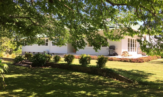 Pouawa Casa | Large country homestead with tennis court and pool. Only 5 mins from the beach.