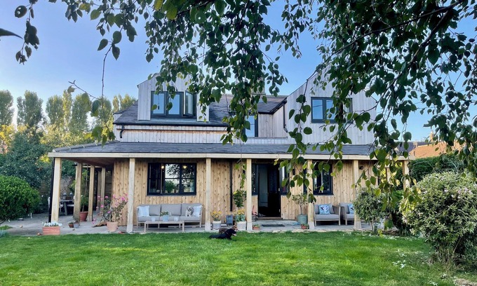 Atworth Casa | Large Country House; Dog-Friendly, Sleeps 12!