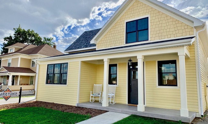 Pella Casa | Large Cozy Home in Heart of downtown Pella