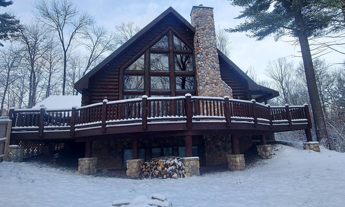 Clam Falls Cabina | Large cozy log cabin in Wisconsin, Close to miles of ATV/ UTV trails