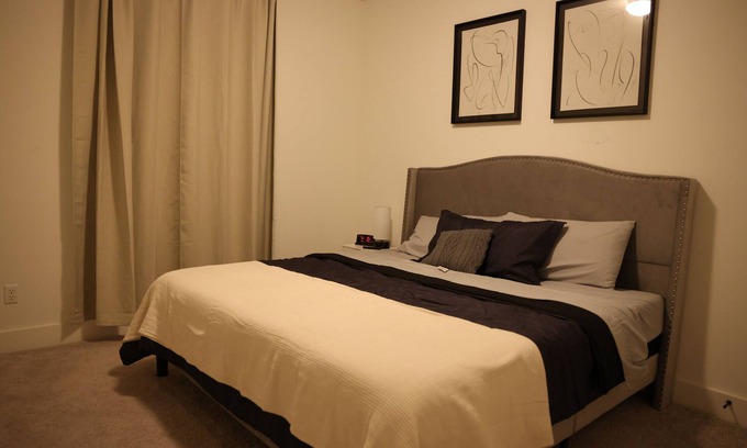Jefferson Center Casa | Large, Cozy Room in Prime Location – Your Perfect Getaway!