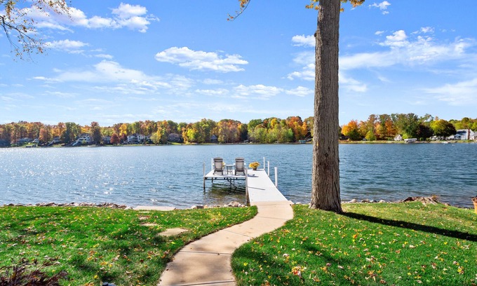 Columbia City Cabaña | Large Craftsman Style Lake House for All Seasons + Sleeps 10