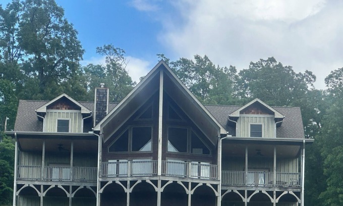 Franklin Casa | LARGE CUSTOM BUILT HOME!!