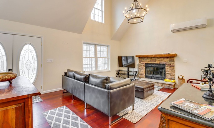 Pocono Lake Casa | Casa aislada del lago Pocono w / Large Deck & Fire Pit