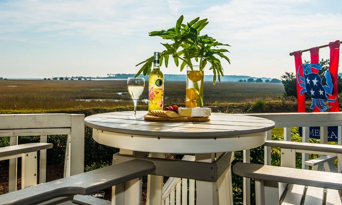 Oceanmarsh Subdivision Villa | Gran cubierta con impresionante océano y opinión del pantano! ¡Wi-Fi gratis! Hunting Island gratuito pasar!
