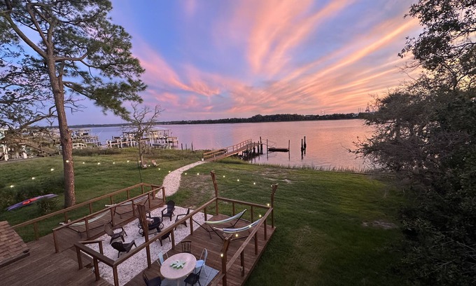 Northside Casa | 🐬LARGE DESIGNER COASTAL HOME DOCK,DOLPHINS,fishing 🐚 LONG Corporate Rentals,PETS