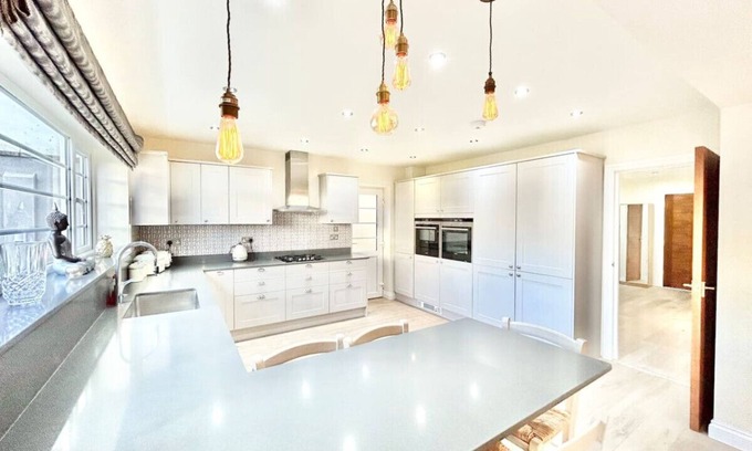 Edgware Casa | Large Detached House - London