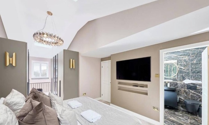 Liverpool Casa | Large detached House Woolton, Families, FREE Parking, Massage, BBQ, Playroom +++