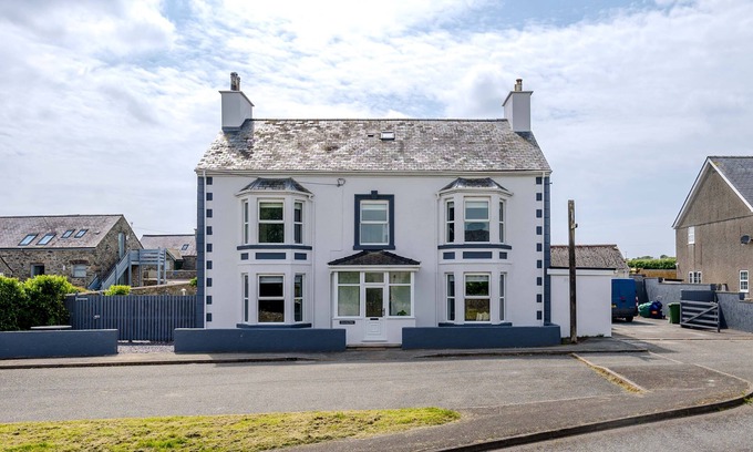 Ty Croes Cabaña | Large Detached Property Walking Distance To The Beach | Llywelyn-Fawr
