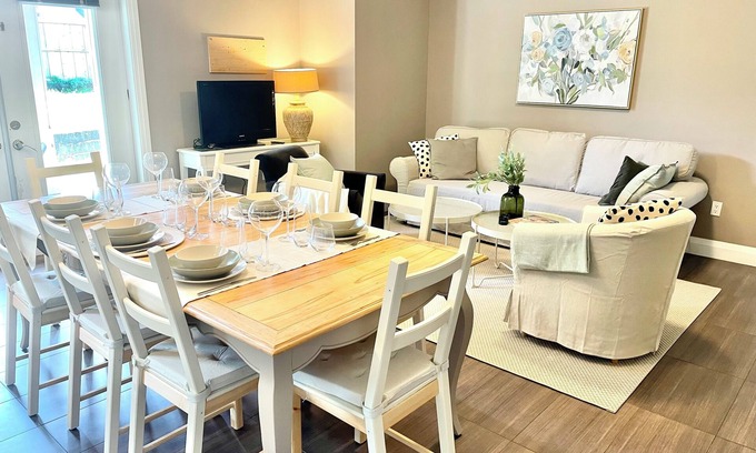 Coquitlam Casa | LARGE EXECUTIVE & NEW SPACIOUS 3 Bdrm HOME, 30 min to DT! FREE PARKING, FAST Net