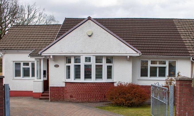 Merthyr Tydfil Casa | Large family Bungalow, parking & Bike Store BPW