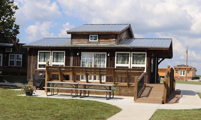 Bates County Cabina | Large Family Cabin at Lakeview by Sue