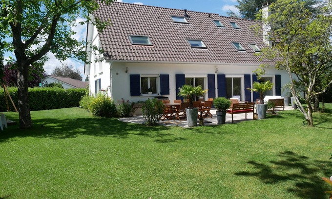 Plaisir Casa | Large family home with garden and heated pool - 30 min from Paris
