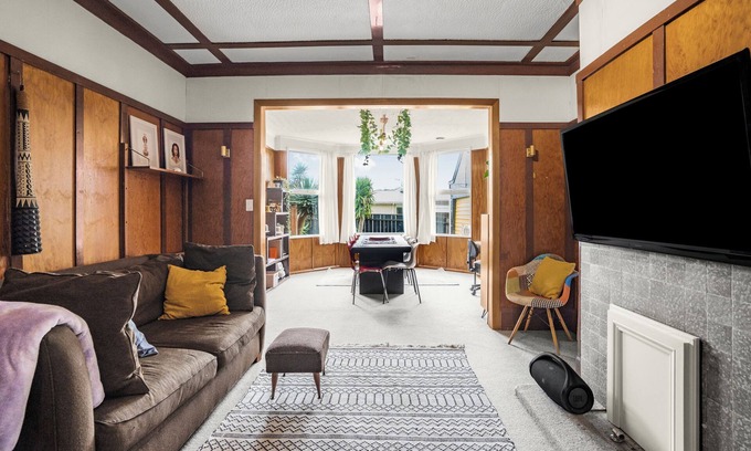Miramar Casa | Large family sized pet-friendly accommodation with backyard in MIRAMAR, WGTN