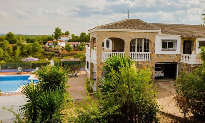 Navarres Villa | Gran villa junto al lago de agua dulce y playa con piscina privada