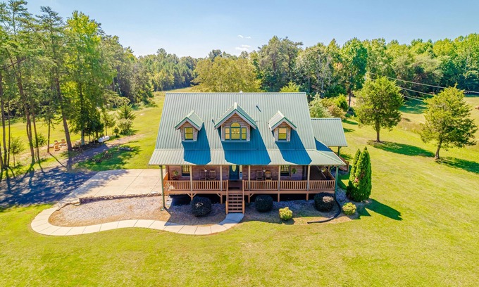 Huntersville Otro | Large Farm House sleeps 10+ and 15 Minutes from Charlotte City Center