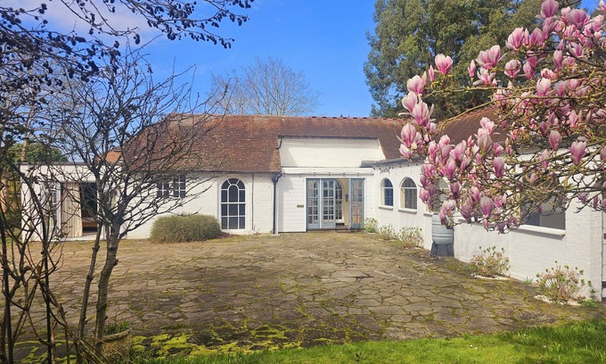 Guildford Casa | Large Farmhouse Cottage set in semi rural Surrey location, close to Guildford