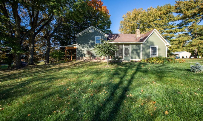 Zionsville Otro | Large Farmhouse w/Hot Tub - Close to it All